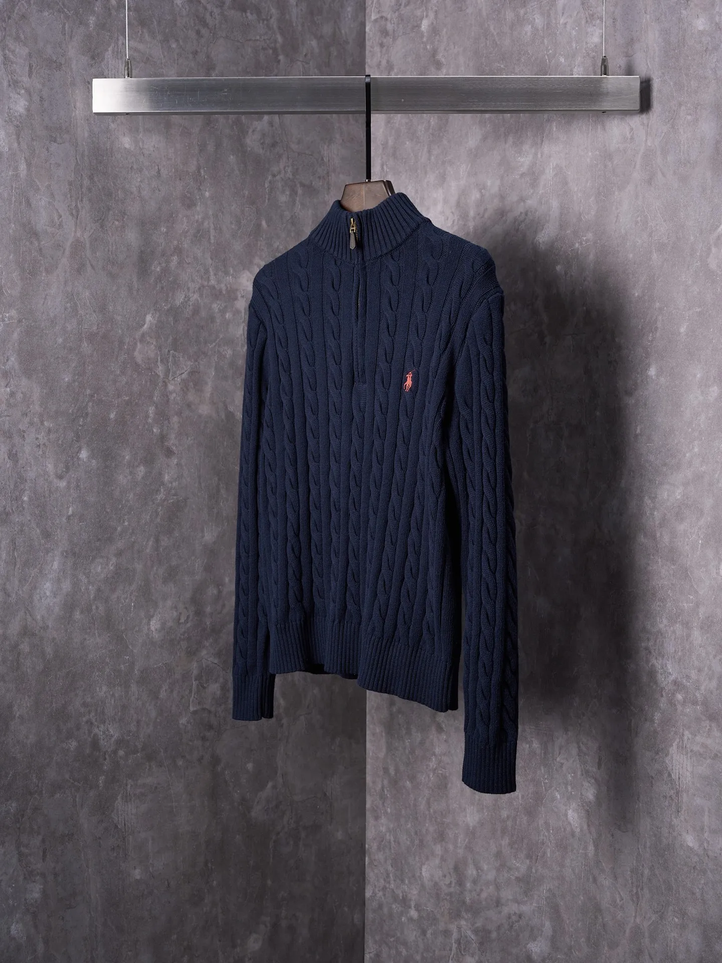 P420 Actual auction] Ralph Lauren/Ralph Lauren embroidered cable knitted half-zip sweater [Ready stock] S M L Zippered half-high collar design, just the right amount of splendor. Interpret high-end style with unique details. Adhere to the timeless elegance and taste. Use imported machine embroidery technology. Use advanced computer control system and precision mechanical components to realize the iconic pony embroidery operation. High precision. Smooth and delicate lines. Three-dimensional cable weaving. Through clever shifting and interweaving of coils, adjacent coils are cross-shifted to form a twisting effect. The lines are smooth and regular. Time-consuming and labor-intensive. Ready-made clothes are washed and softened to remove odors. Use professional washing equipment and specific detergents to deeply clean and deodorize clothes, improve the feel and appearance of clothes, and improve the fit.